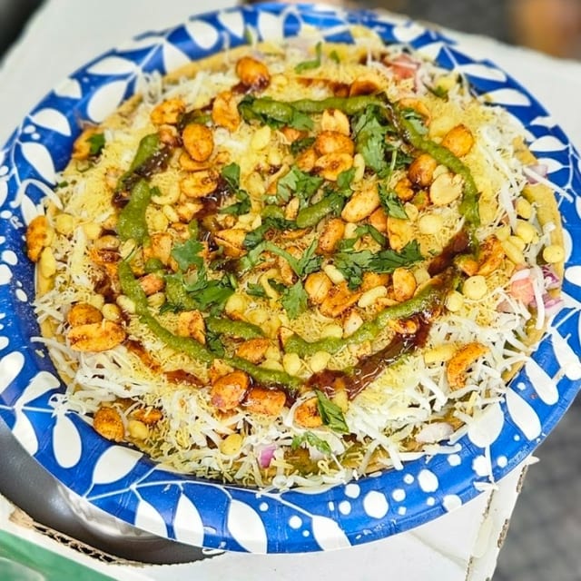 Chattar Pattar Cheese Khakra Chaat.